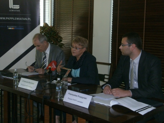 od lewej: Jeremi Mordasewicz, dr Henryka Bochniarz, Przemysław Pruszyński; ogłoszenie Czarnej Listy Barier 2013